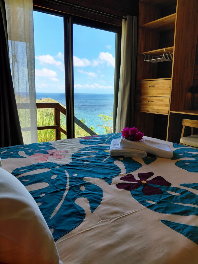 Chambre du Poumaka Lodge avec son dressing sur mesure